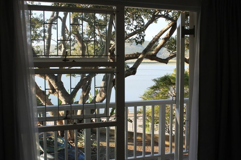 Bed & Breakfast Phoenix Lodge And Waterside Accommodation