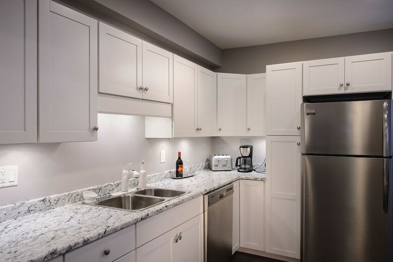 Apartamentos Moncton Suites - 267 Universite Ave