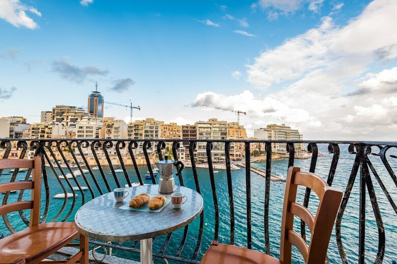 Spinola Bay Mansion Seafront Apartment