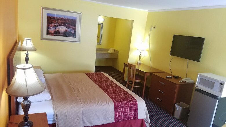 Hotel Roadway Inn