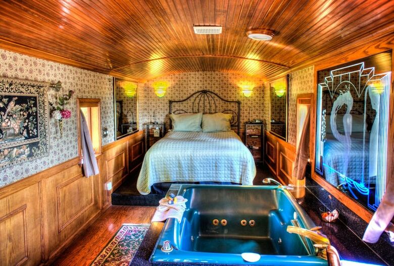 Featherbed Railroad Bed And Breakfast Resort