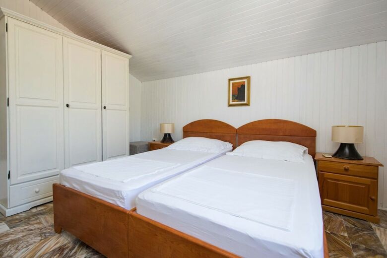 Hotel J&j Bed And Breakfast