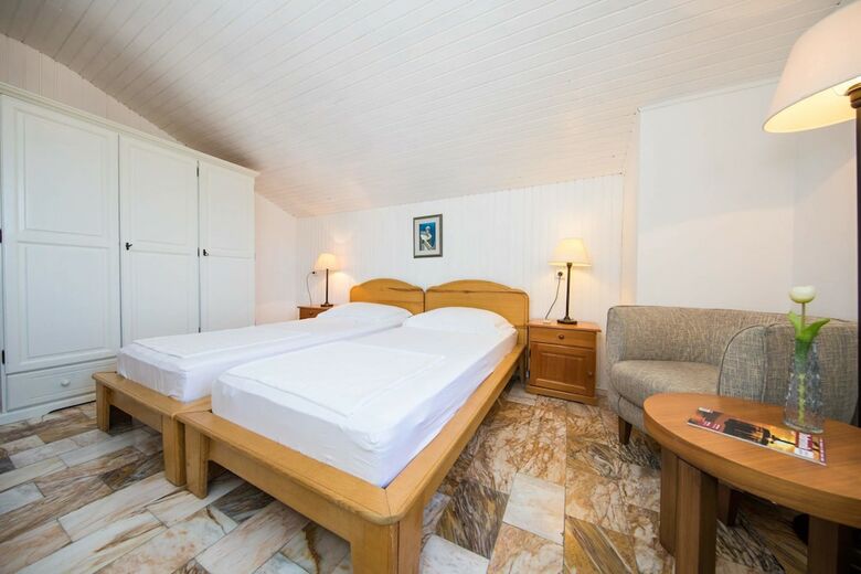 Hotel J&j Bed And Breakfast