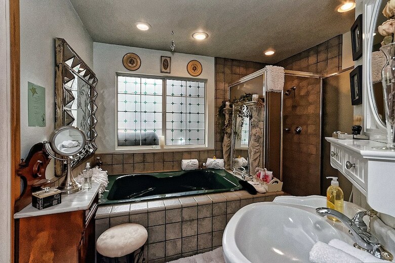 Bed & Breakfast Rhinestone Rose Inn & Wellness Center