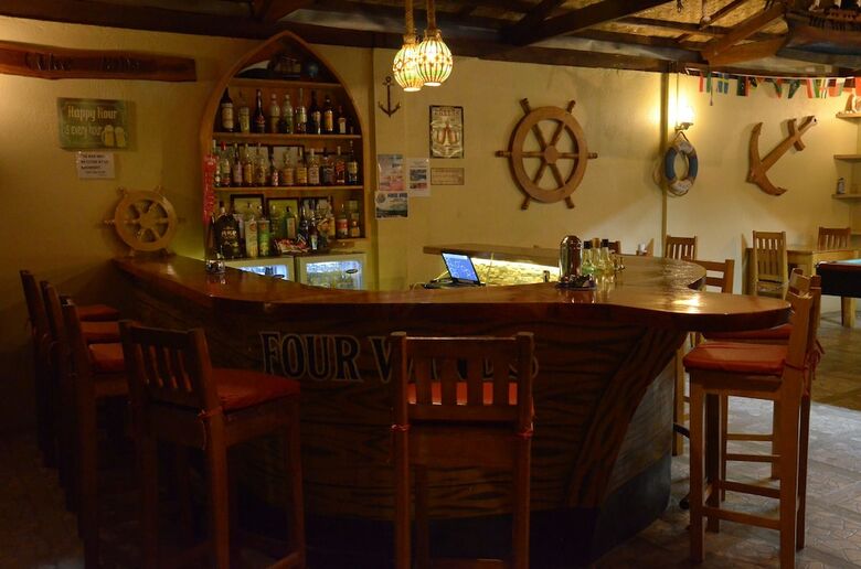 Hotel Captain's Lodge And Bar