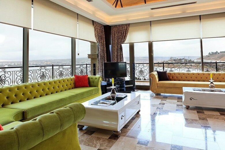 Kronos Hotel