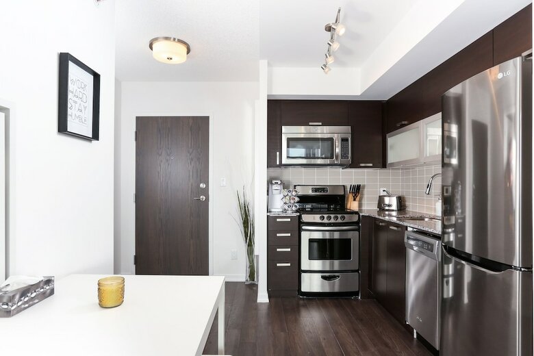 Platinum Suites - Fabulous Cn Tower View. 2bed 2bath + Free Parking