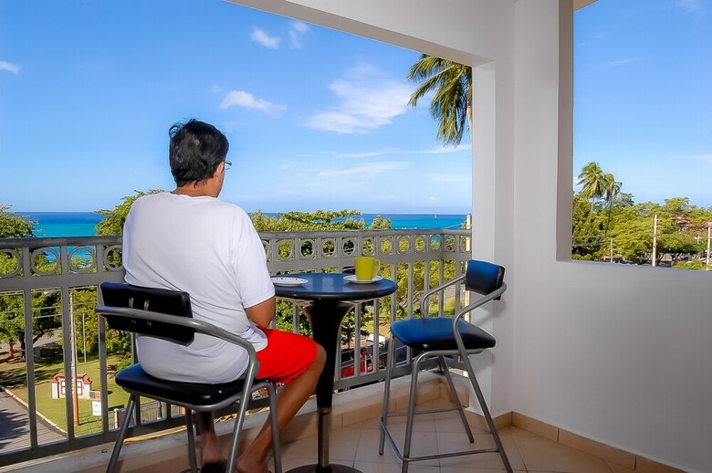 Front Beach Luxury Apartment