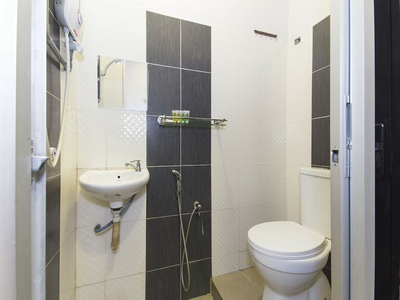 Oyo 439 Night Queen Hotel