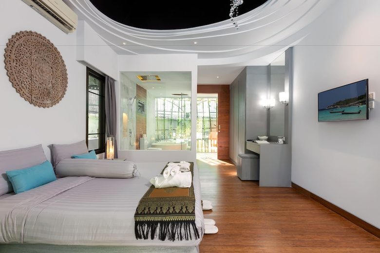 Karon Beach Pool Villas