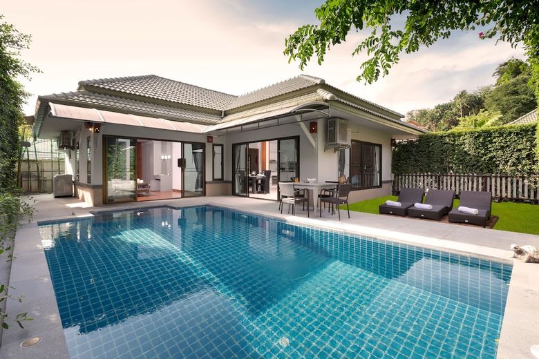 Karon Beach Pool Villas