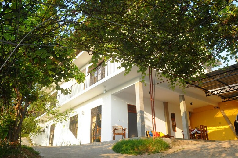 Hotel Colombo Village