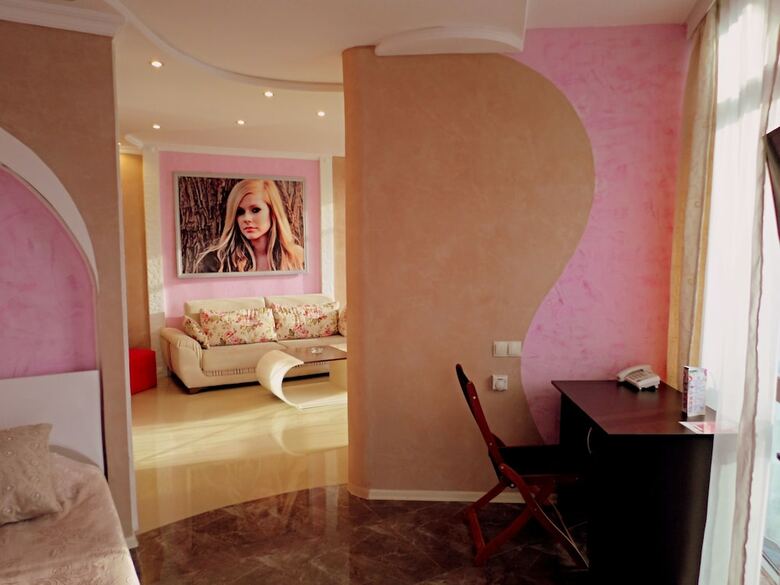 Rock Hotel First Line