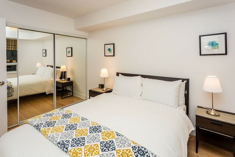 Red Maple Suites - Blue Jays Way