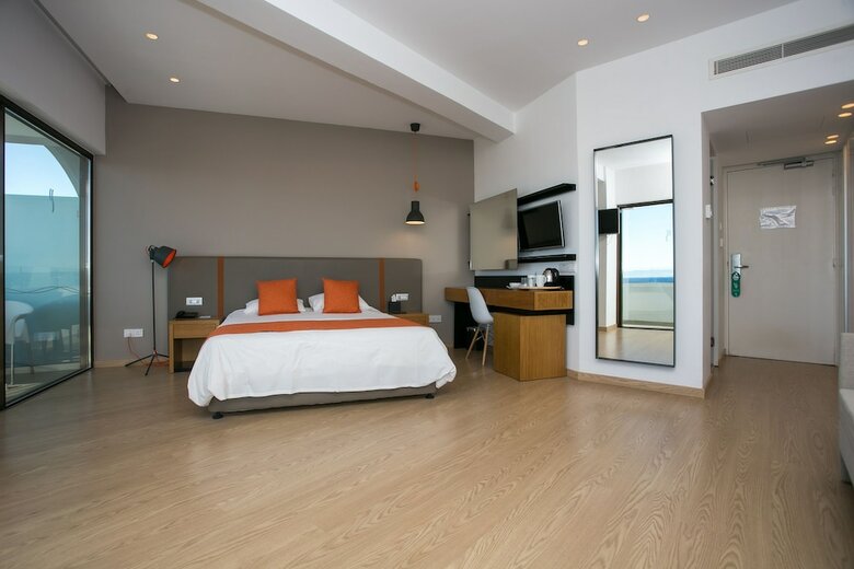 Crystal Springs Beach Hotel