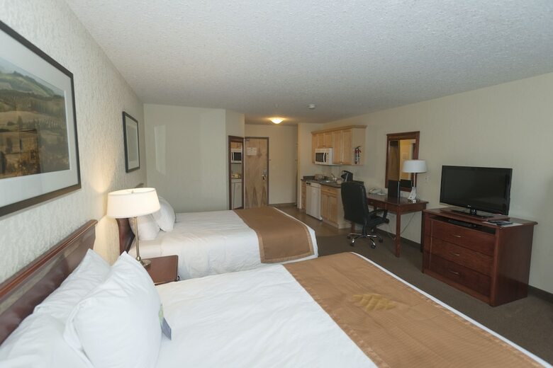 Hotel Lakeview Inns & Suites - Fort Nelson