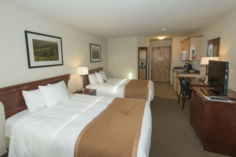 Hotel Lakeview Inns & Suites - Fort Nelson