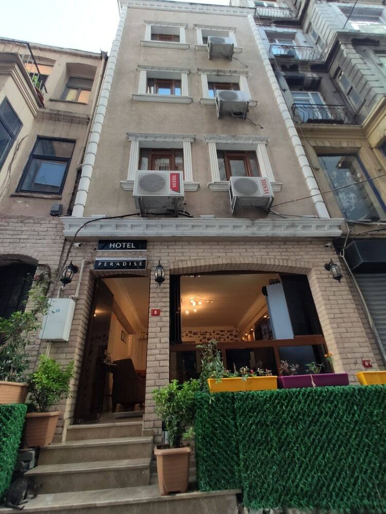 Peradise Hotel