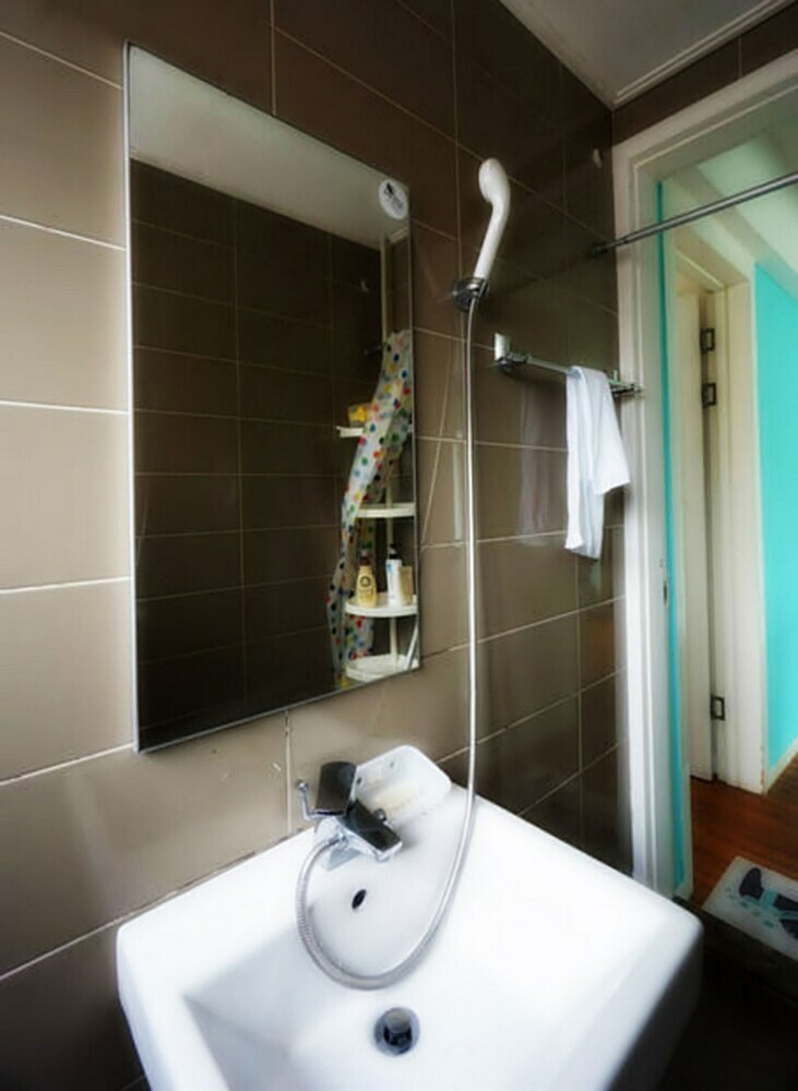 Hostal Tiara Guesthouse - Hostel
