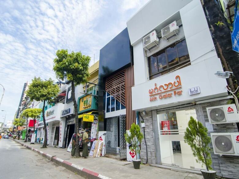 Hostal Mingalarpar Hostel