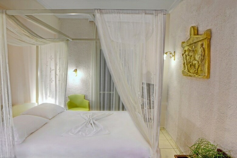Hotel Aneroussa Beach