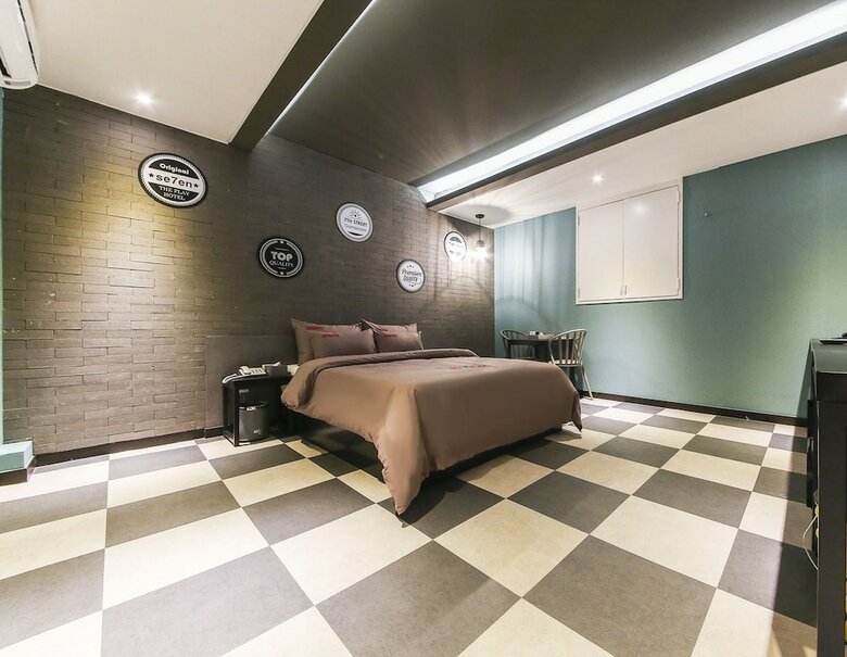 Hotel 7th Street The Play