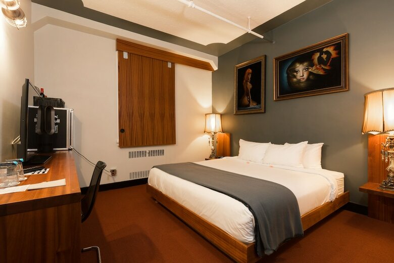 Crash Hotel Downtown Edmonton