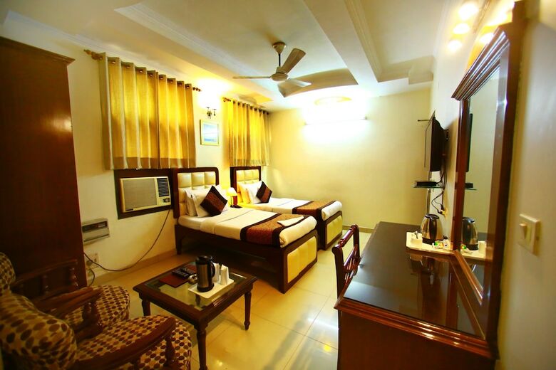 Hotel Paras International