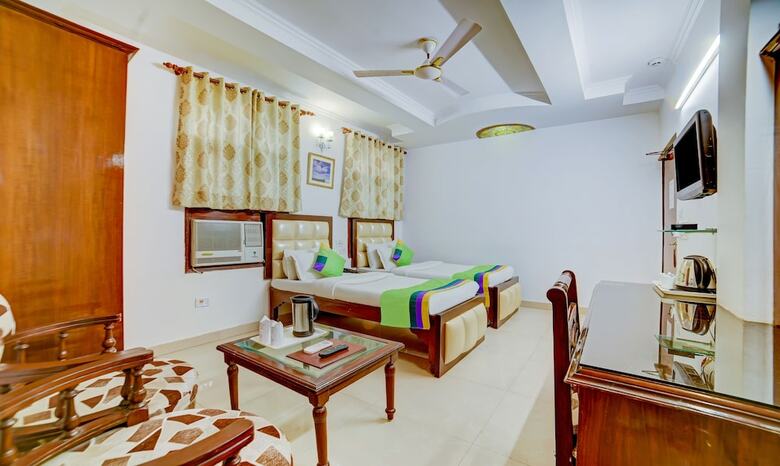 Hotel Paras International