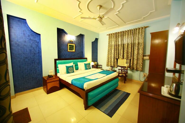 Hotel Paras International