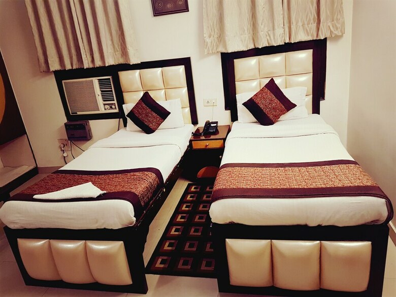 Hotel Paras International
