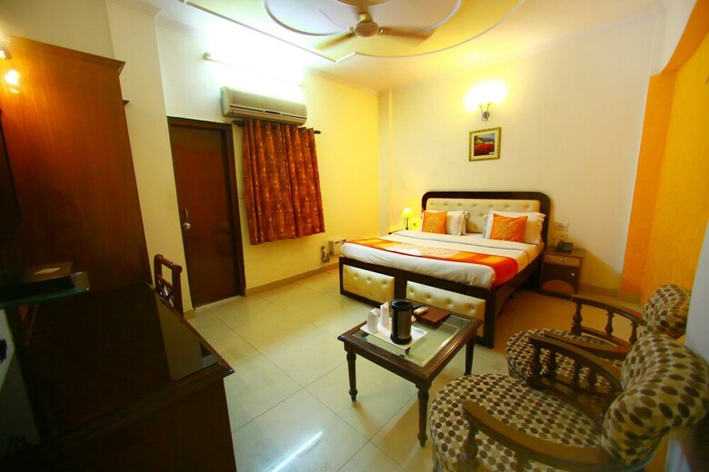Hotel Paras International