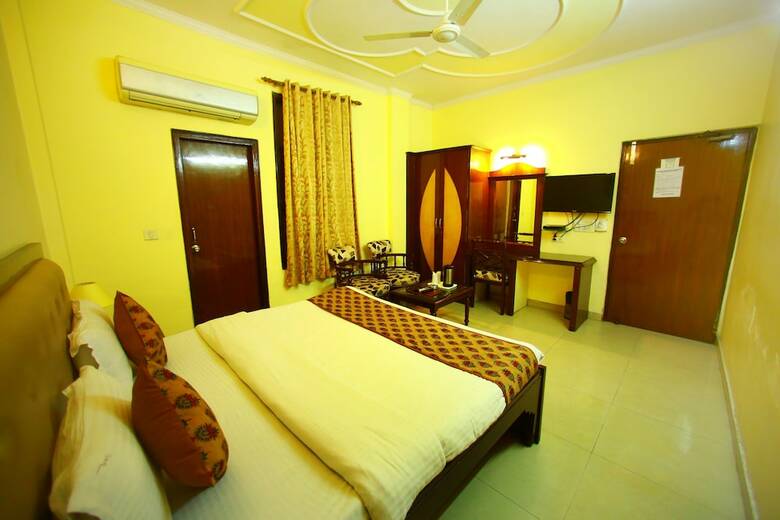 Hotel Paras International