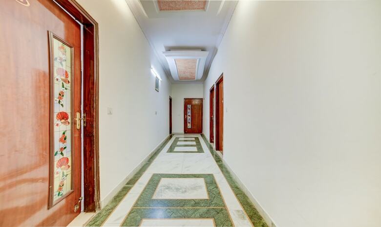 Hotel Paras International