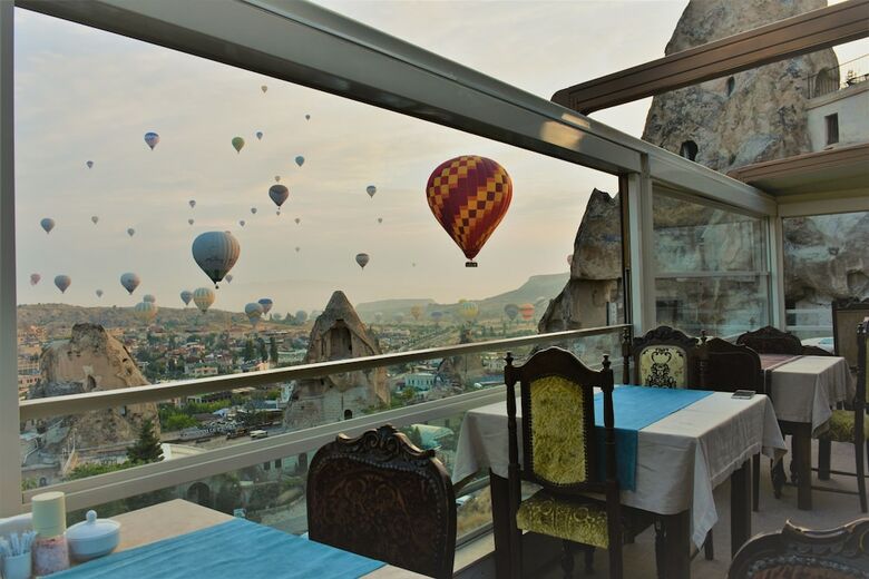 Hotel Amber Cave Suites