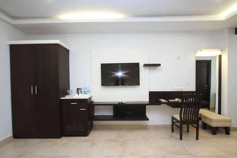 Hotel Ni Ambaari Suites