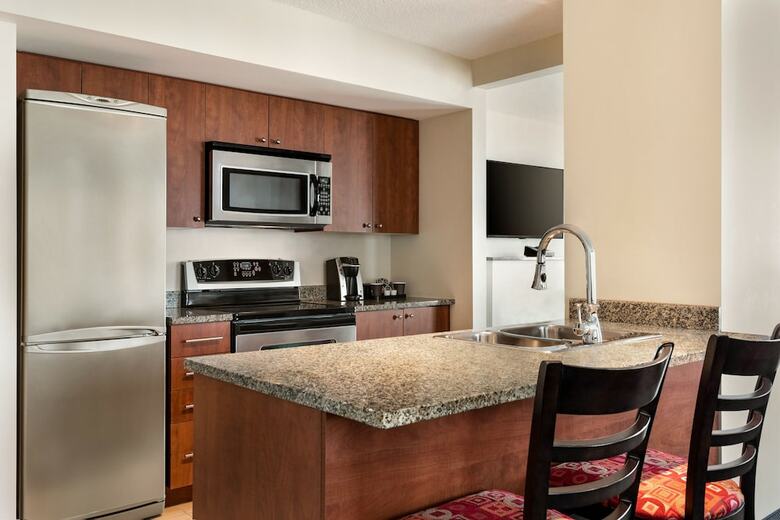 Hotel Embassy Suites Montr�al By Hilton