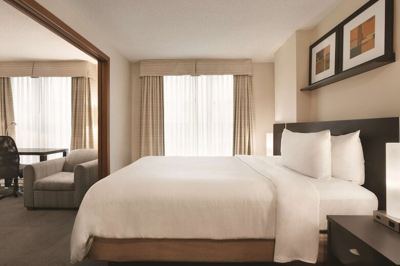 Hotel Embassy Suites Montr�al By Hilton