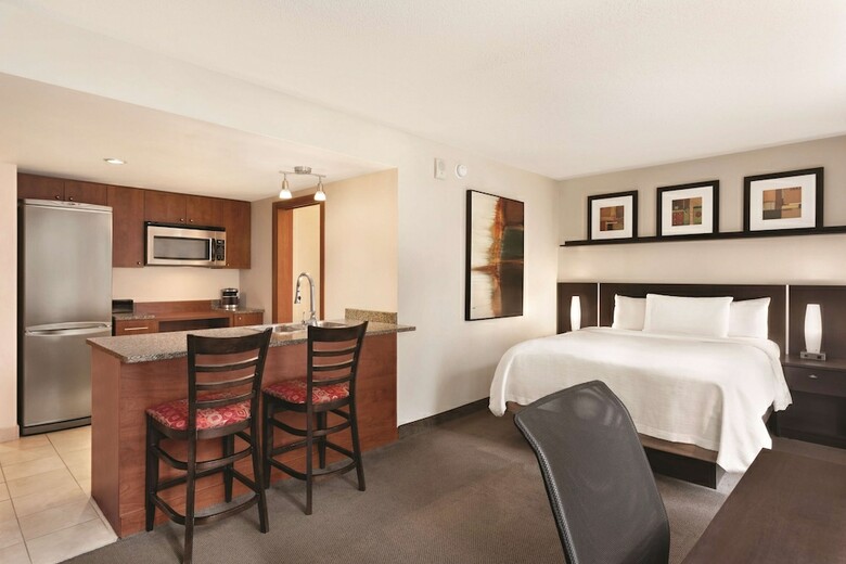 Hotel Embassy Suites Montr�al By Hilton