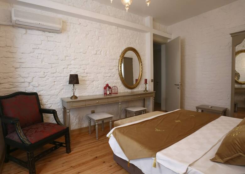 Hutsuite Hotel
