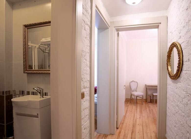 Hutsuite Hotel