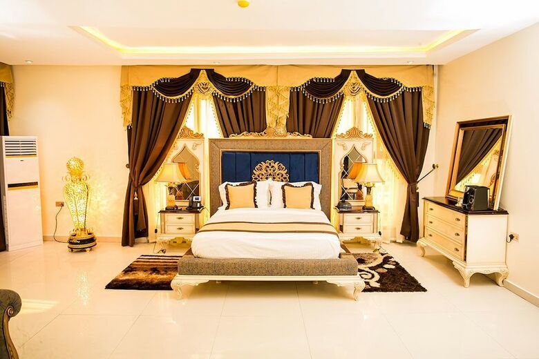 Echelon Heights Hotel