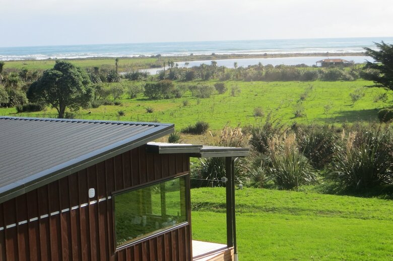 Koru Beach Cabin & B&B Homestay