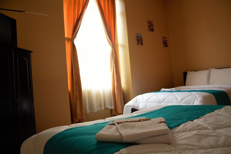 Hotel 4 Mundos
