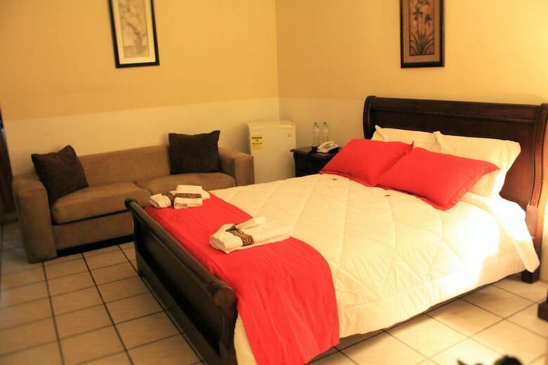 Hotel 4 Mundos