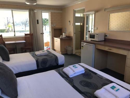 Edgewater Motel