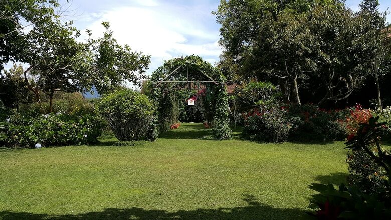 Villa Vila Bunga Merah Gelatik