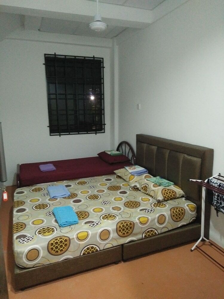 Hostal Diyana Budget Hotel