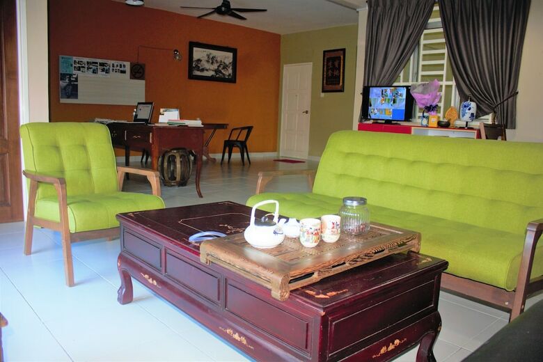 Aeon Tebrau Homestay & Hotel