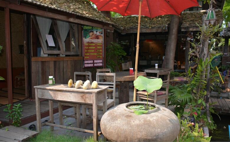 Hostal Baan Lansa Bed & Bar